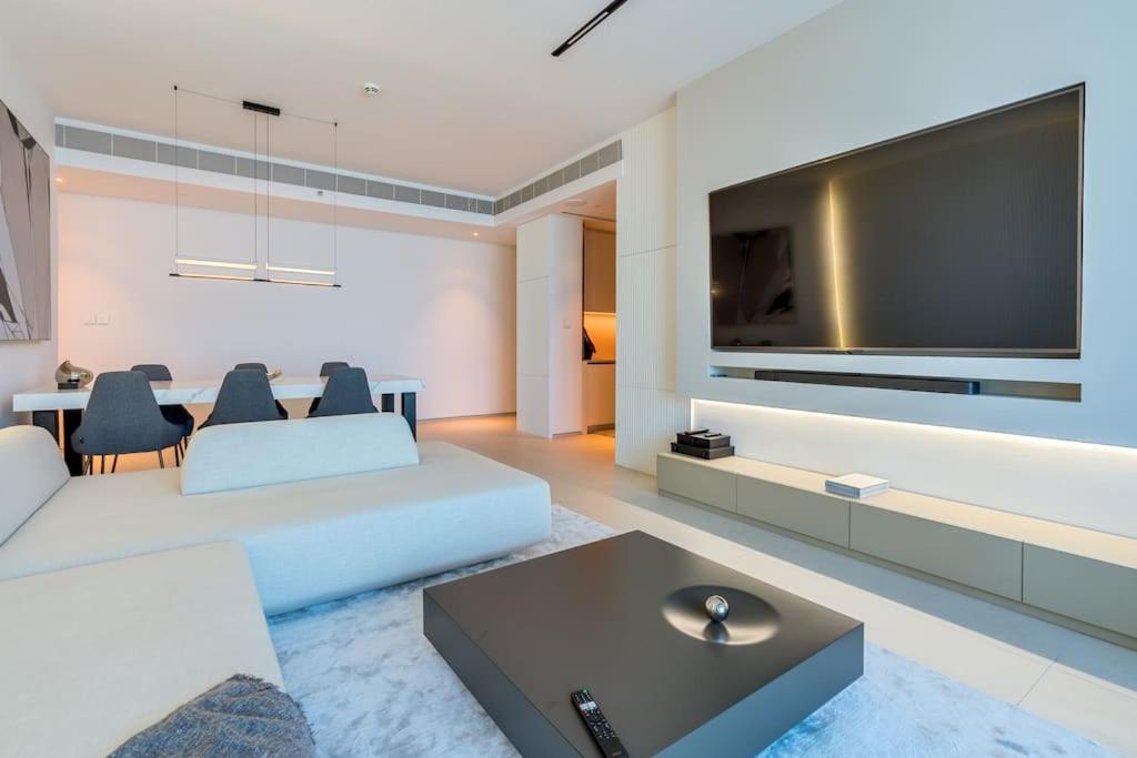 TV a/nebo společenská místnost v ubytování Exclusive! Ultimate Luxury at Address Beach resort