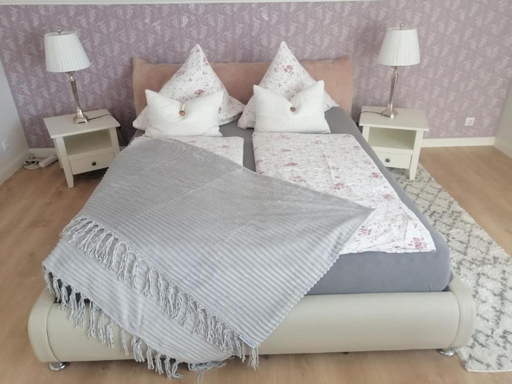 เตียงในห้องที่ Gemütliche Ferienwohnung Oase 22