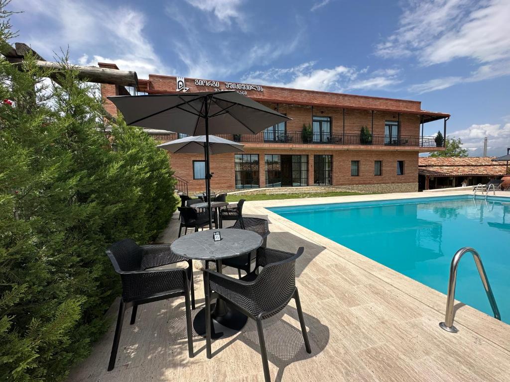 Bazén v ubytování Giorgi Ushikishvilis Chateau-Marani nebo v jeho okolí