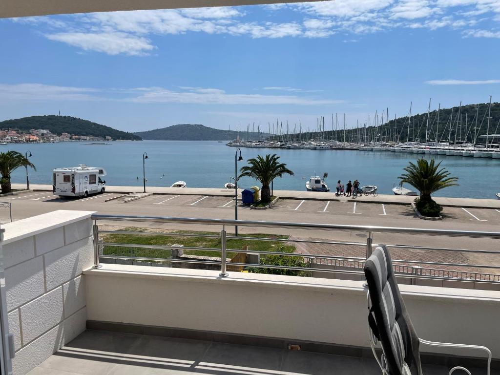 Seafront apt with terrace 4 bedrooms and mooring