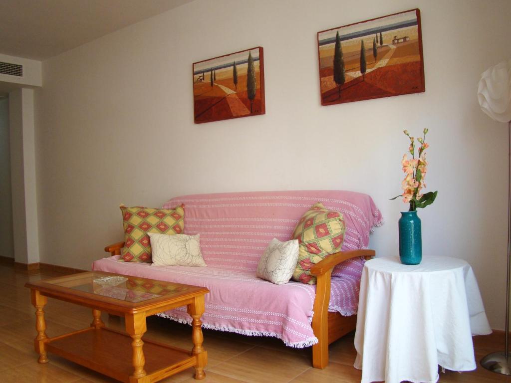 a living room with a pink couch and a table at Maestro Bayarri HC-2D in Peniscola