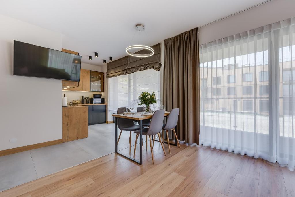 Kuchyňa alebo kuchynka v ubytovaní Apartamenty Pod Gondolą - Mountain Resort Villa z sauną - Dream Apart