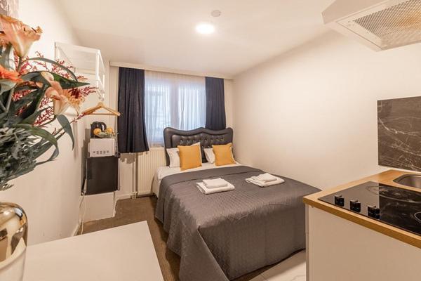 Kleines Zimmer mit einem Bett und einem TV in der Unterkunft Palais gare du Nord in Brüssel