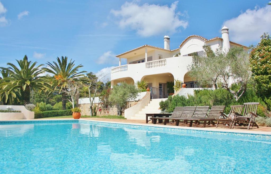 Villa con piscina frente a una casa en Casa das Flores, en Lagos