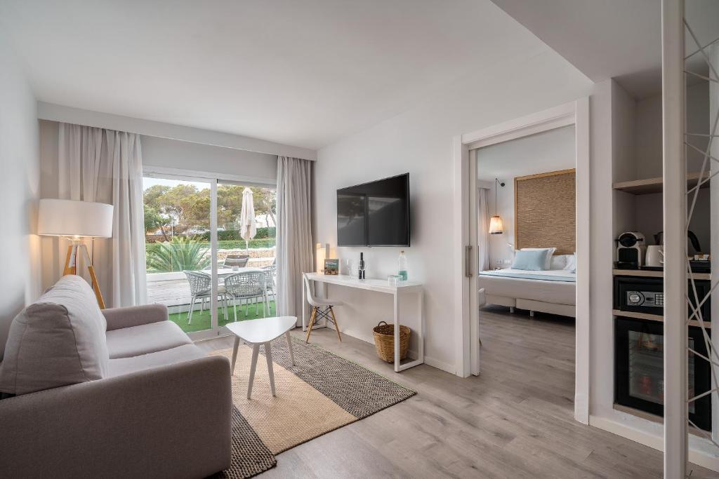 Uma TV ou centro de entretenimento em AluaSoul Mallorca Resort - Adults only