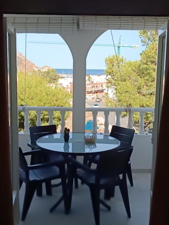 a table and chairs on a balcony with a view of the ocean at Balcon de San Jose in San José