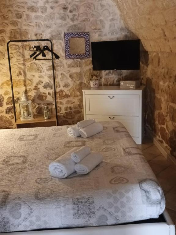 1 dormitorio con 1 cama con toallas en Casa Loredana, en Scicli