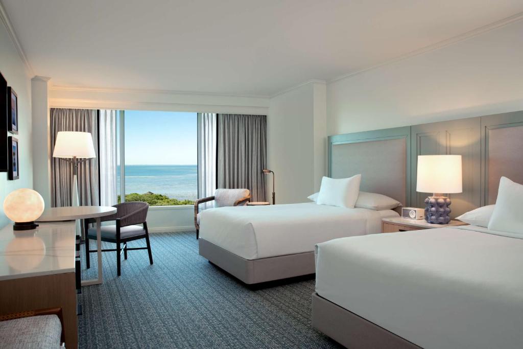 Habitación de hotel con 2 camas y escritorio en Grand Hyatt Tampa Bay, en Tampa