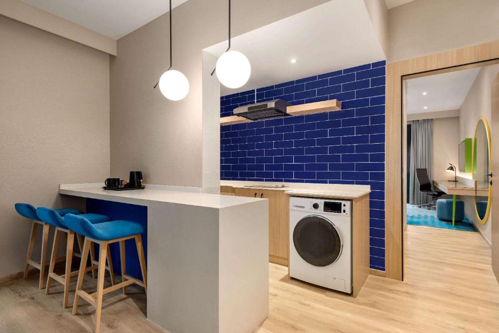 
Executive Suite, Kitchenette, 1 King Bed - Complimentary Transfer to La Mer Beach, Dubai Mall / Burj Khalifa Metro Station
