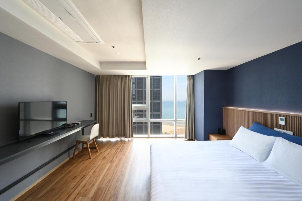 Postel nebo postele na pokoji v ubytování Kolon Seacloud Hotel