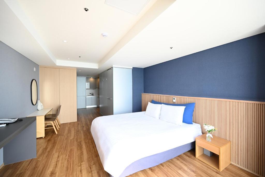 Postel nebo postele na pokoji v ubytování Kolon Seacloud Hotel