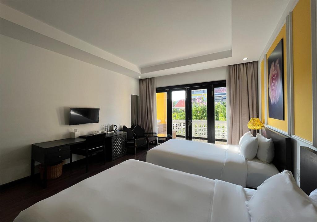 Deluxe Twin Room Garden or City View with Balcony and Bathtub