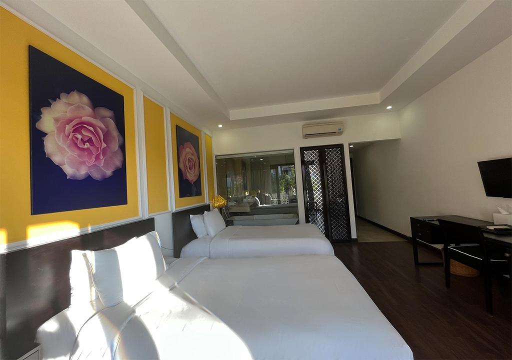 Deluxe Twin Room Garden or City View with Balcony and Bathtub