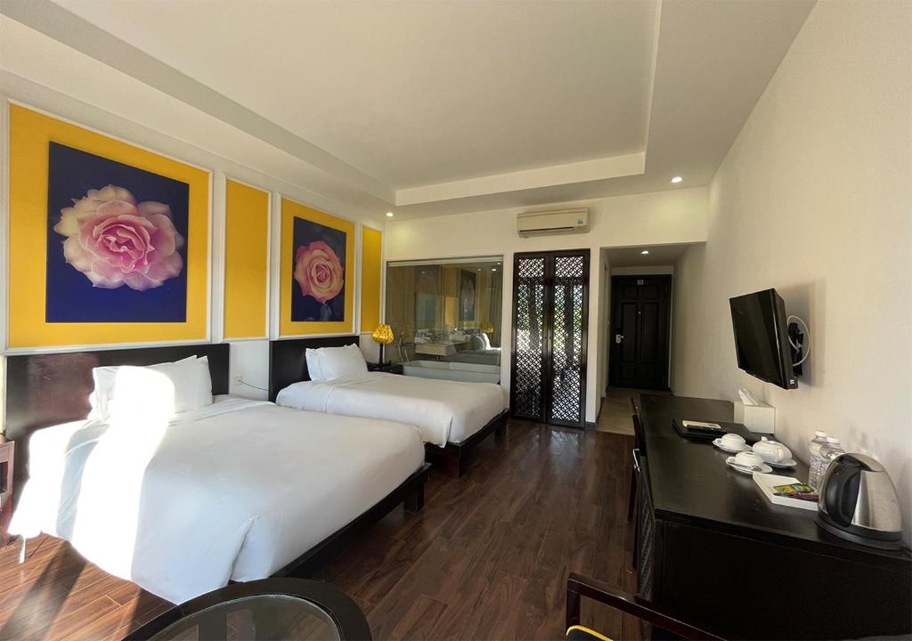 Deluxe Twin Room Garden or City View with Balcony and Bathtub
