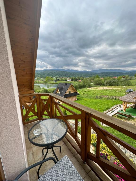 - un balcon avec une table et une vue dans l'établissement Karpacz-Sosnówka apartamenty butikowe z widokiem na góry, à Sosnówka
