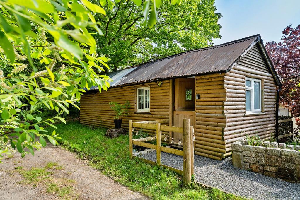 una piccola cabina in legno con una recinzione di fronte ad essa di Finest Retreats - Trevoya Cabin a Launceston