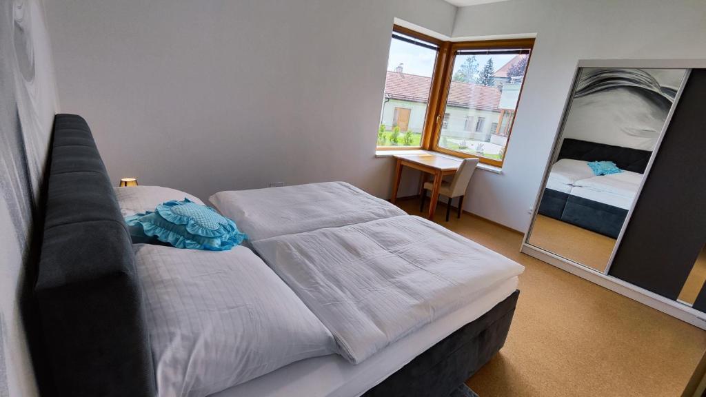 Postel nebo postele na pokoji v ubytování Apartmány Dačice