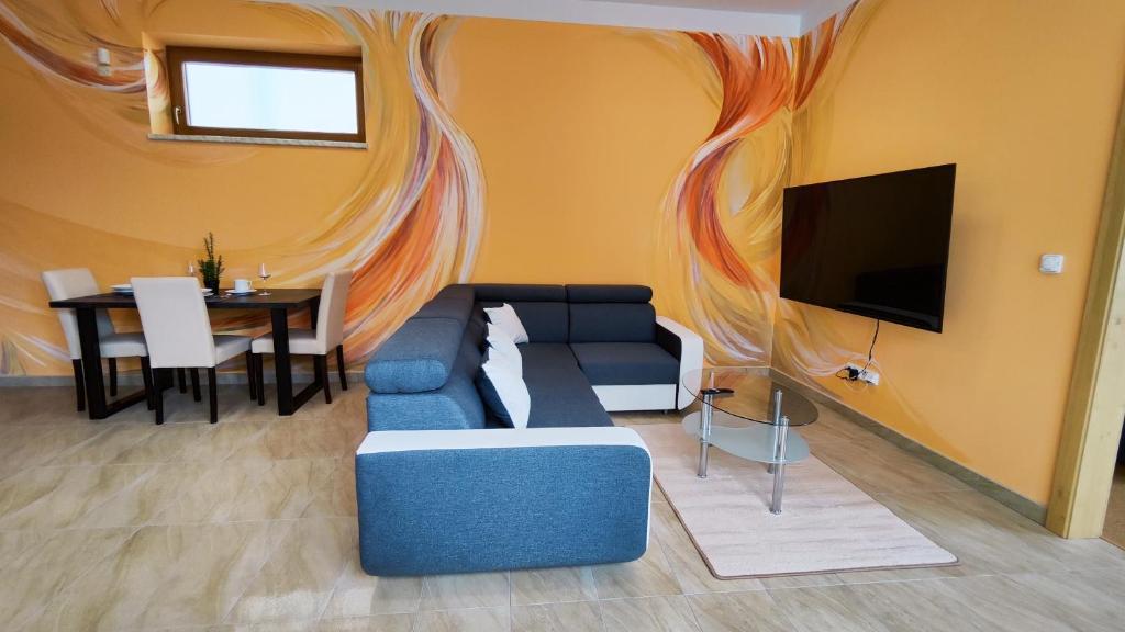 TV a/nebo společenská místnost v ubytování Apartmány Dačice