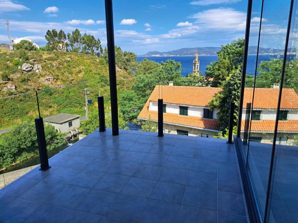 een uitzicht vanaf het balkon van een huis bij Casa en Tarela, Porto do Son in Porto do Son