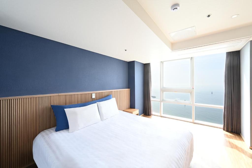 Postel nebo postele na pokoji v ubytování Kolon Seacloud Hotel