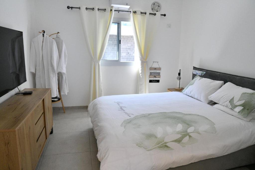 Postel nebo postele na pokoji v ubytování Casa Cohen C Kineret קאסה כהן סי כנרת