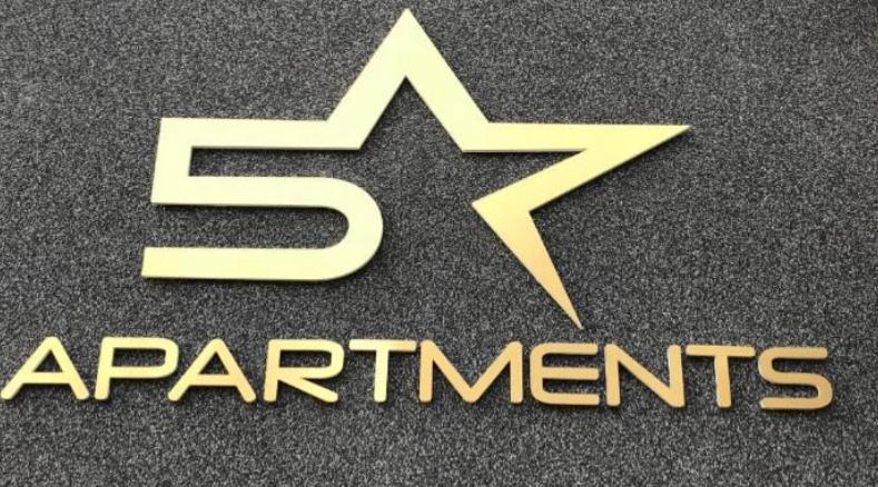 um logótipo da empresa com uma estrela e a palavra experiências em Five Apartments Boska Buhe em Inđija