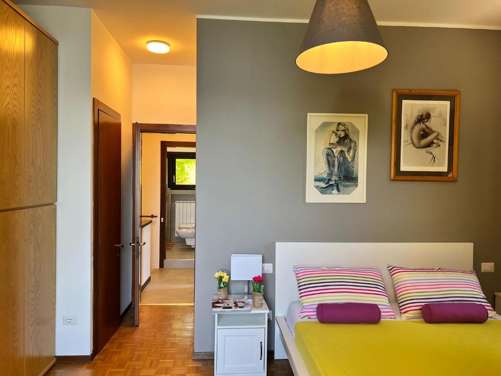una camera con letto e copriletto giallo di Bnbook Casa Luccio VistaLago Ispra a Ispra