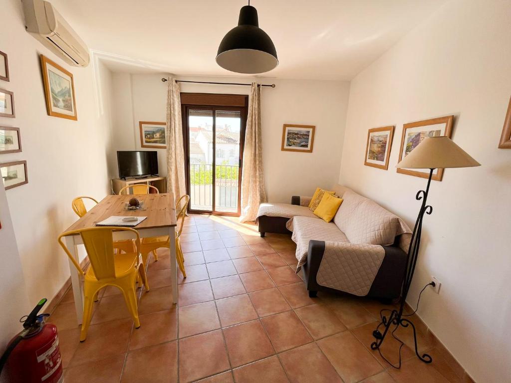 Televízia a/alebo spoločenská miestnosť v ubytovaní Apartamentos Villa Torcal