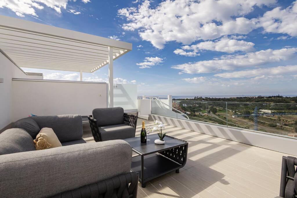 Balkón alebo terasa v ubytovaní Stunning views and apartment Oceana Views RDR488