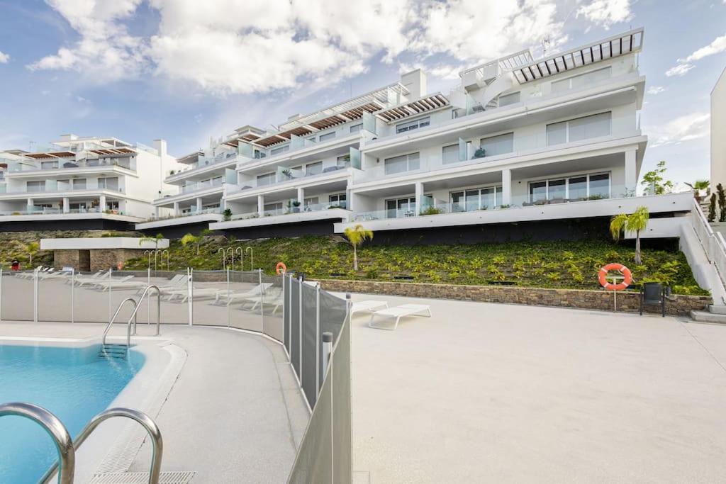 Bazén v ubytovaní Stunning views and apartment Oceana Views RDR488 alebo v jeho blízkosti