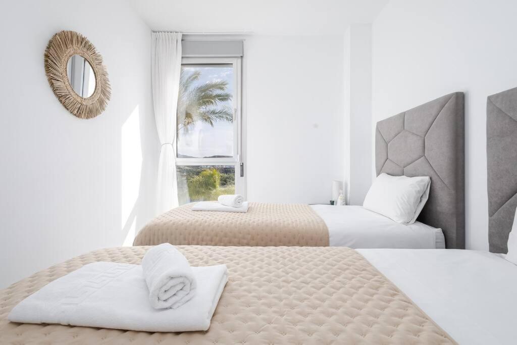 Posteľ alebo postele v izbe v ubytovaní Stunning views and apartment Oceana Views RDR488