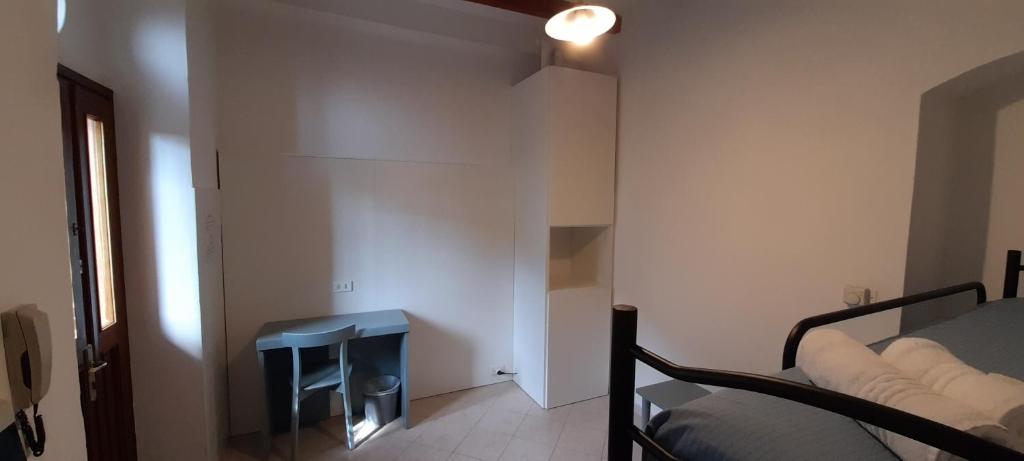 a bedroom with a bed and a table in a room at Hotel Villa Argentina in Riomaggiore