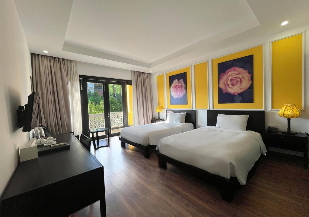 Deluxe Twin Room Garden or City View with Balcony and Bathtub
