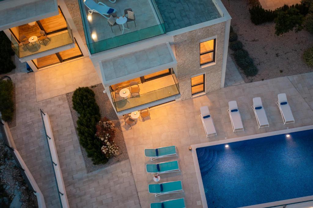 una vista aérea de una casa con piscina en Sun Resort Apartments en Zečevo Rogozničko