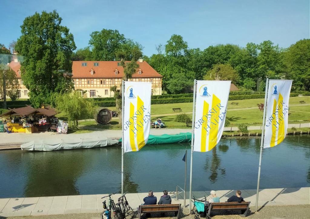Výhled na řeku, která protéká v blízkosti hotelu