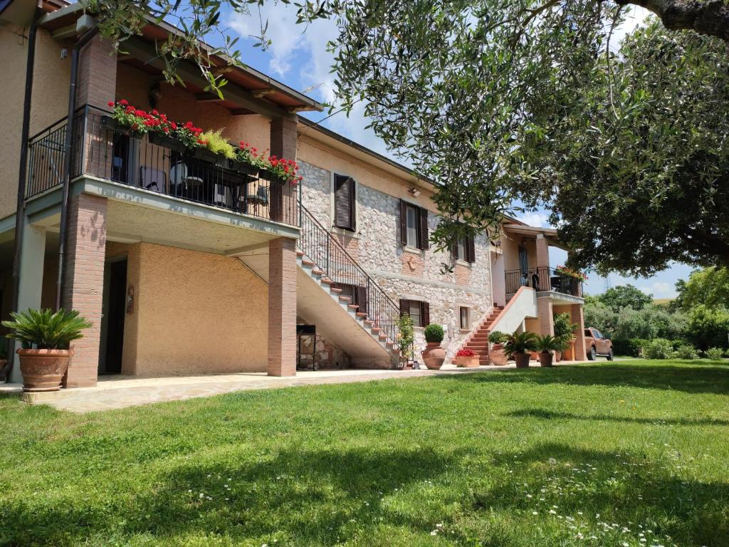 an exterior view of a building with a yard at Agriturismo San Giorgino in Grosseto