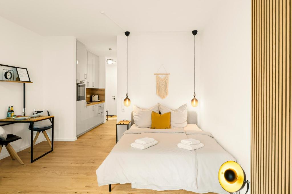 a bedroom with a bed with two towels on it at Modernes Apartment im Kaiserkiez in Oldenburg