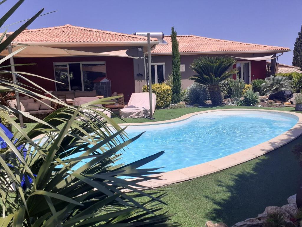- une piscine dans la cour d'une maison dans l'établissement Chambre d'hôtes Casa Lucia, à Furiani