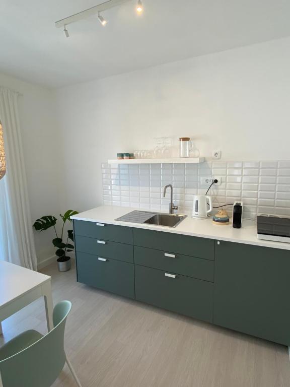 Kuchyňa alebo kuchynka v ubytovaní FeelAtHome Hvar Apartments