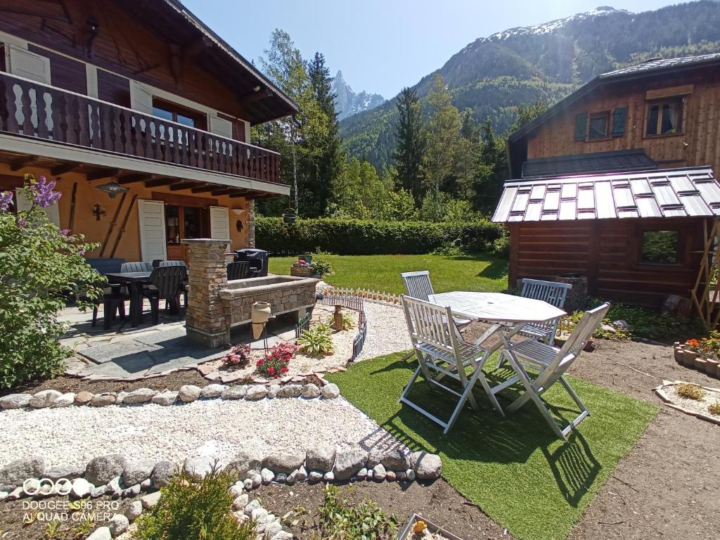 een terras met een tafel en stoelen voor een huis bij le jardin de talèfre in Chamonix-Mont-Blanc