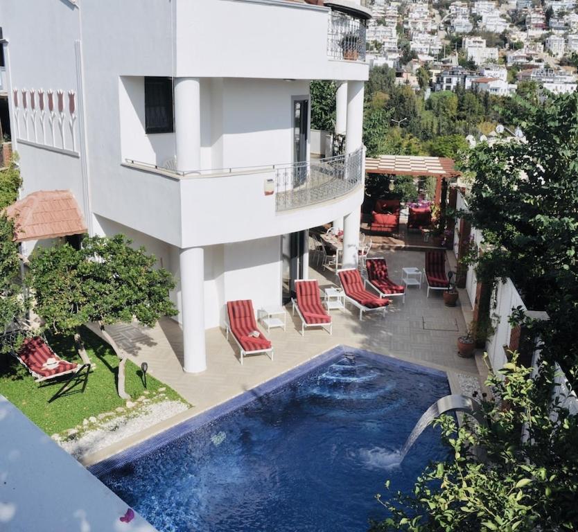 Výhled na bazén z ubytování Villa Kirmizi Lale, Private Pool, Gardens, Very Close to Town - No Need for Taxi nebo okolí