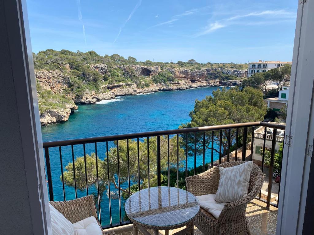 een balkon met uitzicht op een rivier bij HOSTAL RESTAURANTE CALA in Cala Figuera