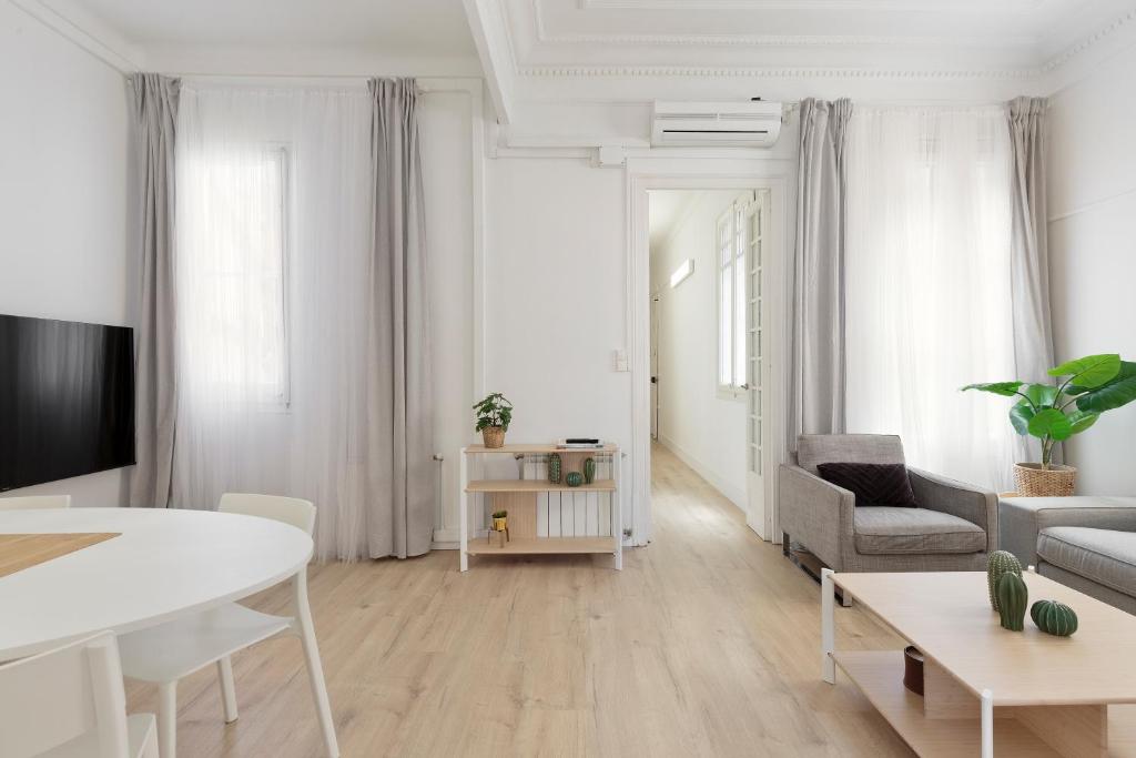 Televízia a/alebo spoločenská miestnosť v ubytovaní Suites4days Gaudi Eixample