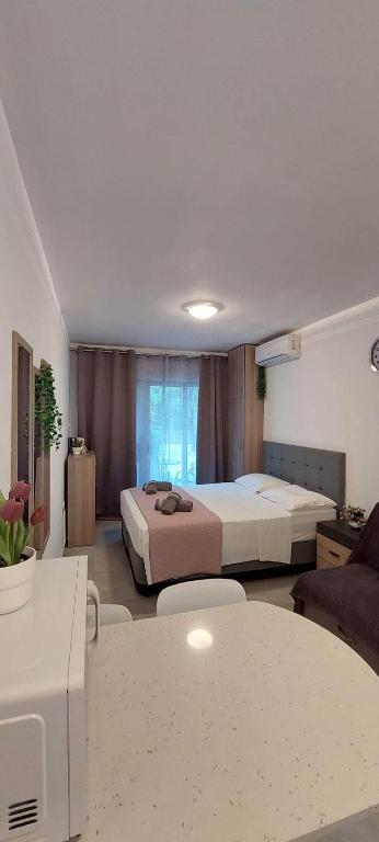 una camera d'albergo con due letti e un tavolo di Stay With Oleg C17 a Paralimni