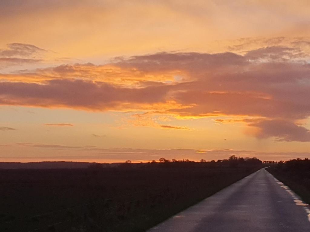 Východ nebo západ slunce při pohledu z hostelu nebo okolí
