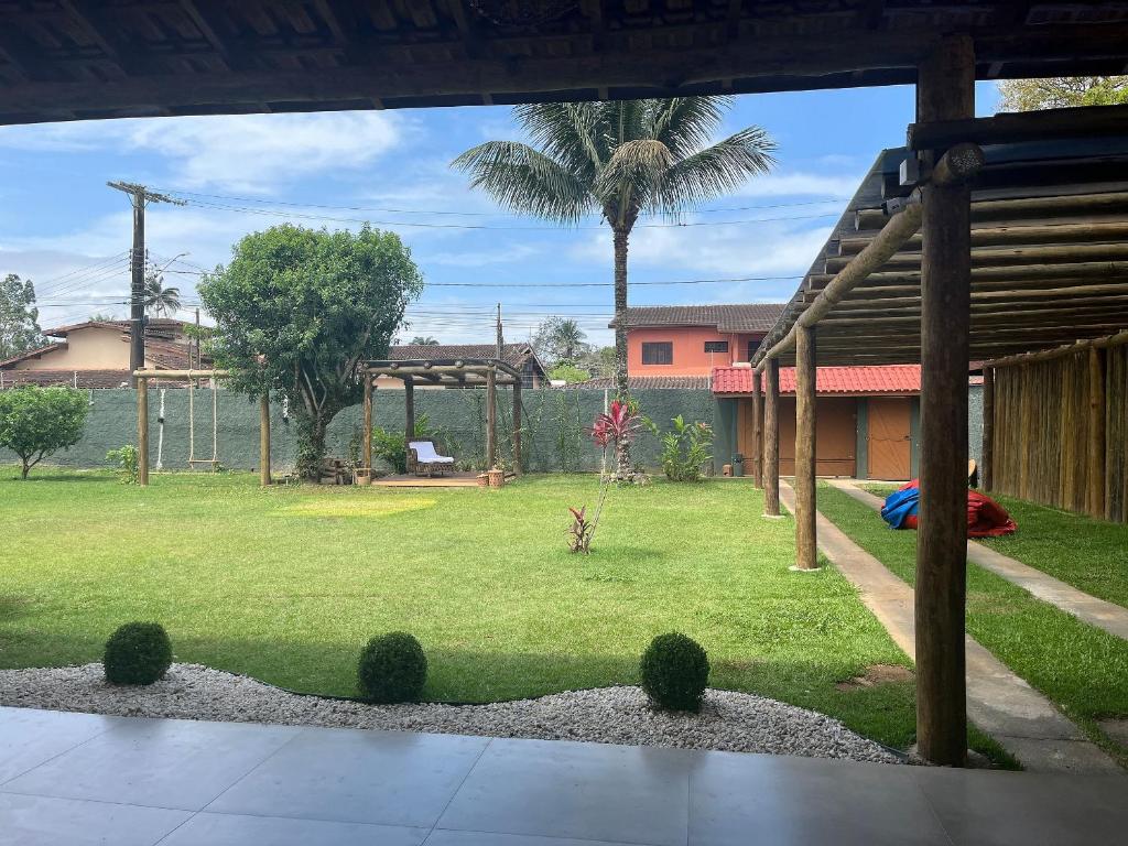 Un jardín fuera de Rm Hospedagem Ubatuba