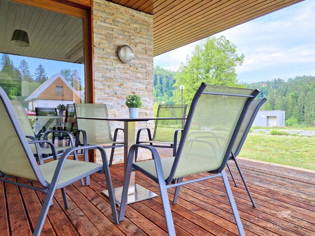 Patio nebo venkovní prostory v ubytování Apartment HORTENZIJA near Terme Topolšica