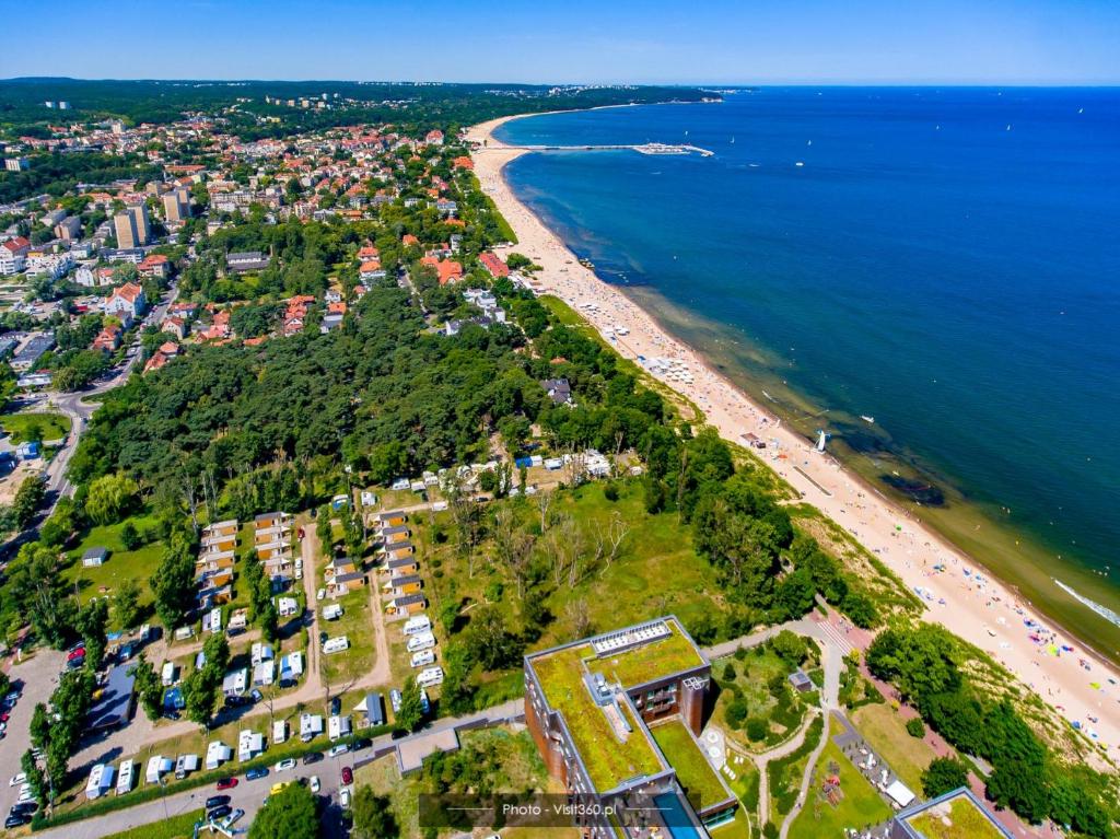 z powietrza widok na plażę i ocean w obiekcie Sopot 34 przy plaży w mieście Sopot