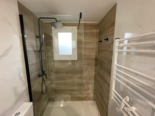Kúpeľňa v ubytovaní Precioso apto Miami primera linia playa cala de las Sirenas, con WIFI y NETFLIX, adecuado para teletrabajar