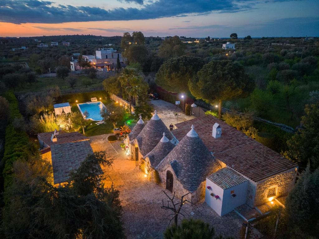 une vue aérienne d'une maison avec piscine dans l'établissement Trulli delle Grotte, à Castellana Grotte